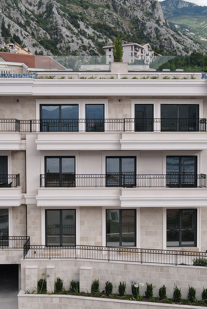 Prednja strana fasade zgrade sa ukrasnim elementima od stiropora